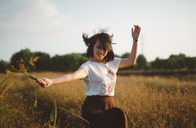 女人拿着花
